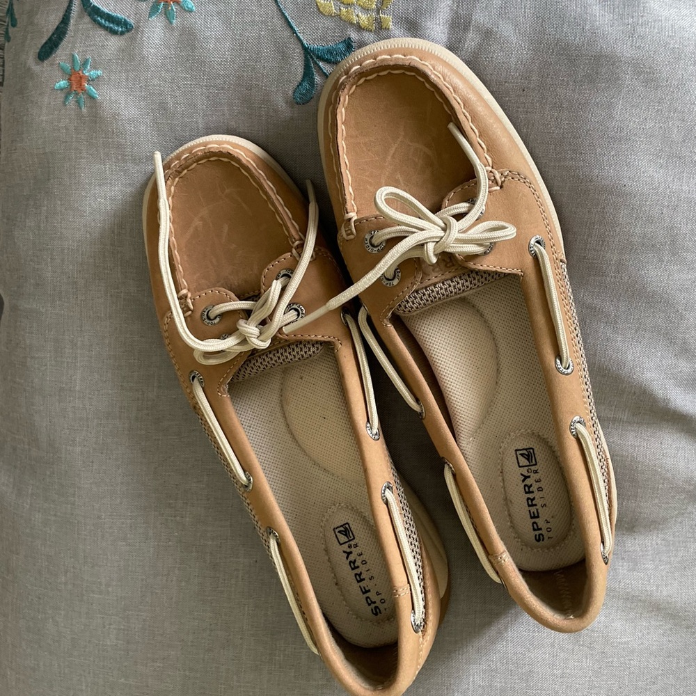 Sperry Tan Moccasin Shoes with Classic Design